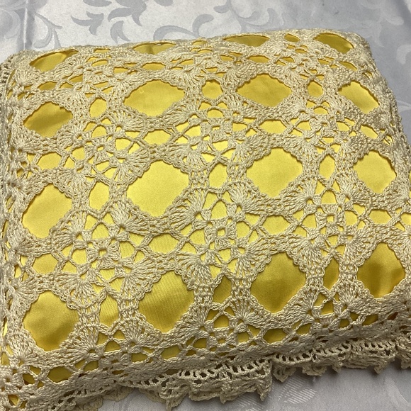 Vtg Handmade Crochet Lace Covered Ruffle Lace Throw Decorative Pillow - Picture 1 of 8